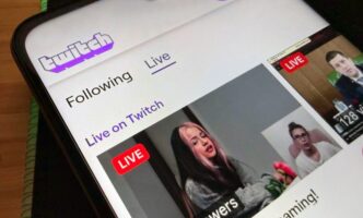 twitch-se-schimba-pentru-generatia-tiktok.-creatorii-vor-putea-transmite-simultan-pe-verticala-si-orizontala