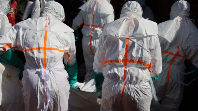 ebola-se-extinde.-medicii-se-lovesc-de-neincrederea-oamenilor-in-existenta-virusului