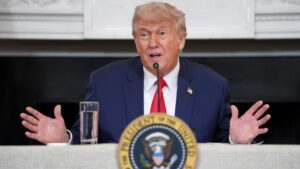 „lasati-i-sa-si-rezolve-problemele-singuri-eu-i-am-adus-in-aceasta-situatie”.-presedintele-trump-insista