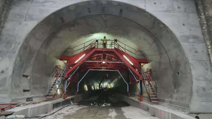 super-cartita-care-va-fora-tunelul-cornetu-–-tigveni,-pregatita-sa-intre-in-piatra