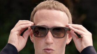 ochelarii-smart-ai-lui-zuckerberg-ar-ascunde-o-functie-de-spionaj.-o-ancheta-de-presa-ridica-noi-semne-de-intrebare-despre-meta
