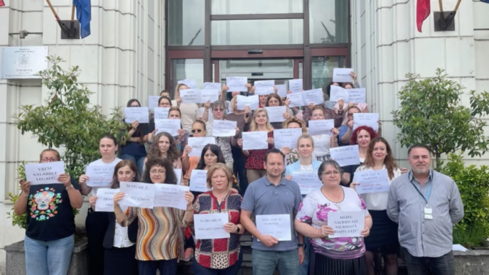 grefierii-protesteaza-pe-scarile-instantelor-si-parchetelor-impotriva-legii-salarizarii