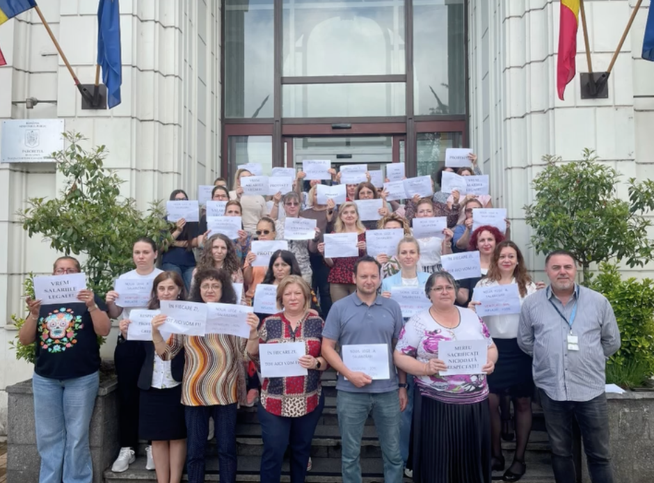 grefierii-protesteaza-pe-scarile-instantelor-si-parchetelor-impotriva-legii-salarizarii