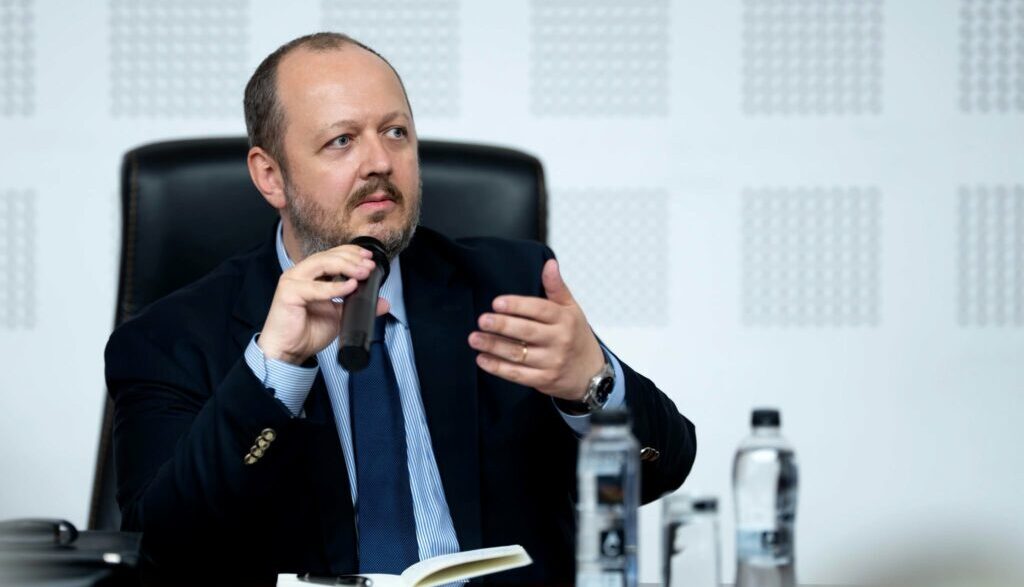 papahagi:-nu-e-liberal-ce-a-facut-bolojan,-e-usor-sa-cresti-taxe.-ce-face-nicusor-dan-e-patriotic