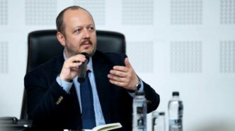 papahagi:-nu-e-liberal-ce-a-facut-bolojan,-e-usor-sa-cresti-taxe.-ce-face-nicusor-dan-e-patriotic