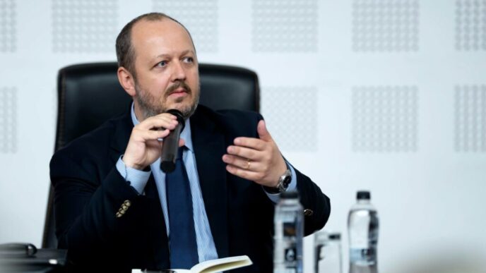 papahagi:-nu-e-liberal-ce-a-facut-bolojan,-e-usor-sa-cresti-taxe.-ce-face-nicusor-dan-e-patriotic