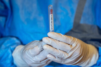 wsj:-rfk-jr.-ordona-unui-pasager-american-expus-la-hantavirus-sa-ramana-in-carantina,-in-ciuda-evaluarilor-medicale-pozitive