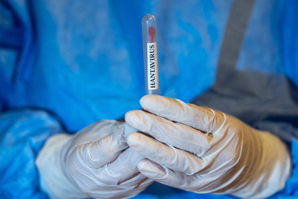 wsj:-rfk-jr.-ordona-unui-pasager-american-expus-la-hantavirus-sa-ramana-in-carantina,-in-ciuda-evaluarilor-medicale-pozitive