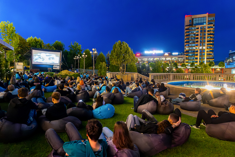 weekend-cu-experiente-pentru-intreaga-familie,-la-palas:-cinema-in-aer-liber,-festival-de-muzica-si-spectacol-de-teatru-–-stirea-de-iasi-sursa-ideala-de-stiri-si-informatii-locale-din-iasi