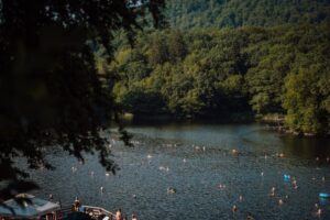 lacul-din-romania-care-se-incalzeste-singur.-fenomenul-rar-atrage-turisti-din-toata-lumea