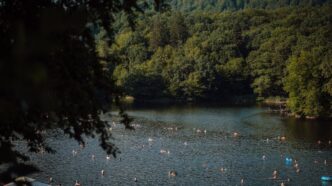 lacul-din-romania-care-se-incalzeste-singur.-fenomenul-rar-atrage-turisti-din-toata-lumea