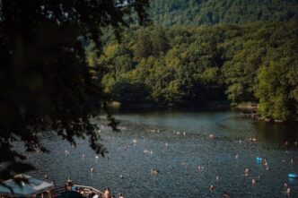 lacul-din-romania-care-se-incalzeste-singur.-fenomenul-rar-atrage-turisti-din-toata-lumea