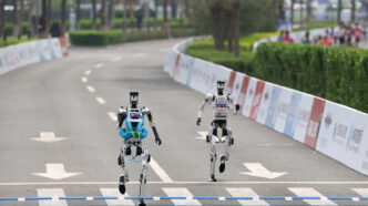 robotii-prepara-cocktailuri-si-alearga-la-maraton,-dar-nu-pot-realiza-sarcini-simultan.-pericolul-pentru-oamenii-din-jurul-lor