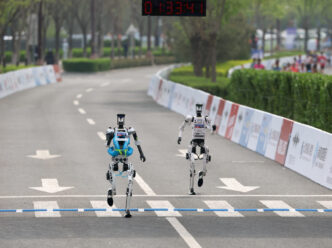 robotii-prepara-cocktailuri-si-alearga-la-maraton,-dar-nu-pot-realiza-sarcini-simultan.-pericolul-pentru-oamenii-din-jurul-lor