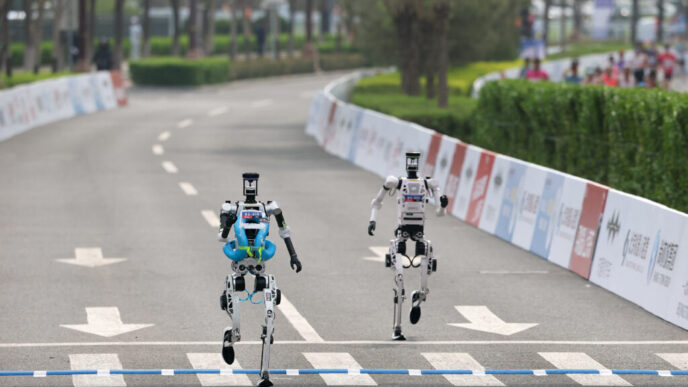 robotii-prepara-cocktailuri-si-alearga-la-maraton,-dar-nu-pot-realiza-sarcini-simultan.-pericolul-pentru-oamenii-din-jurul-lor