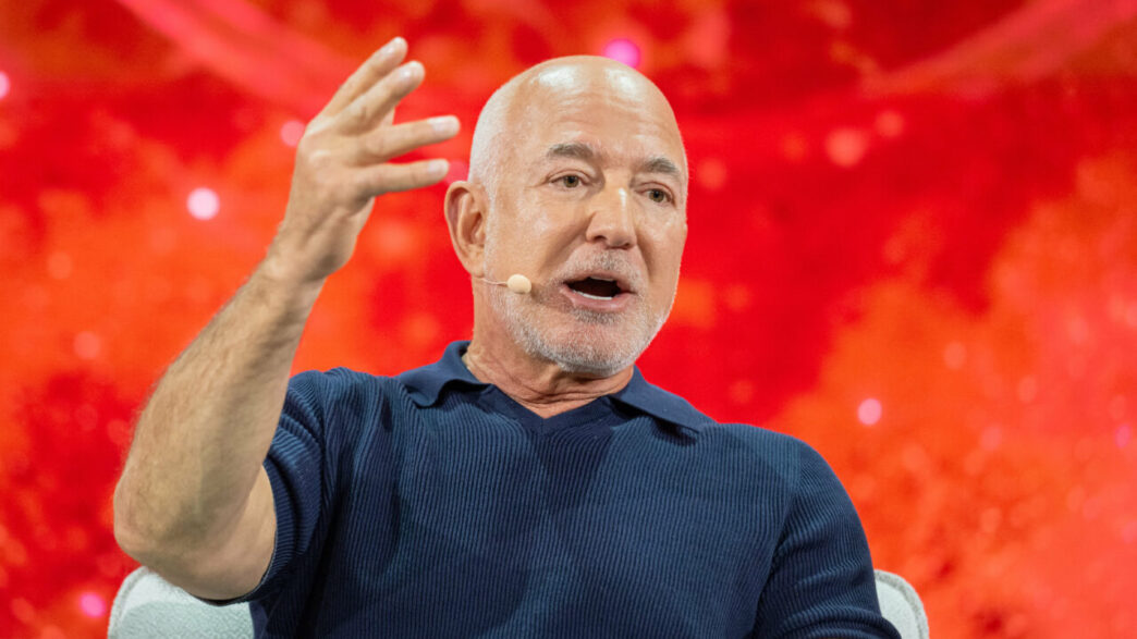 jeff-bezos-preconizeaza-ca-ai-va-duce-la-crearea-mai-multor-locuri-de-munca-decat-la-disparitia-lor:-nivelul-efortului-lucratorilor-umani-va-creste