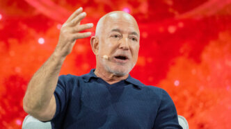 jeff-bezos-preconizeaza-ca-ai-va-duce-la-crearea-mai-multor-locuri-de-munca-decat-la-disparitia-lor:-nivelul-efortului-lucratorilor-umani-va-creste