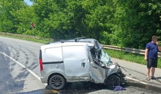 accident-grav-in-judetul-iasi-–-un-sofer-a-ramas-incarcerat-dupa-un-impact-violent-intre-un-autoturism-si-un-tir-–-stirea-de-iasi-sursa-ideala-de-stiri-si-informatii-locale-din-iasi