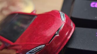 tesla-risca-un-proces-colectiv-in-europa:-aproape-7.000-de-proprietari-cer-socoteala-pentru-promisiunile-fsd