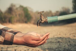 comuna-din-romania-in-care-localnicii-primesc-apa-cu-portia-doar-8-ore-pe-zi-beneficiaza-de-apa-din-retea,-odata-cu-vremea-caniculara.-care-este-motivul