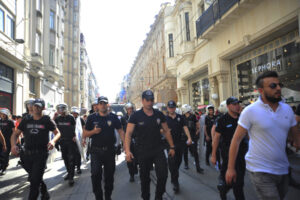 politia-turca-a-retinut-cel-putin-50-de-persoane-la-marsul-pride-de-la-istanbul