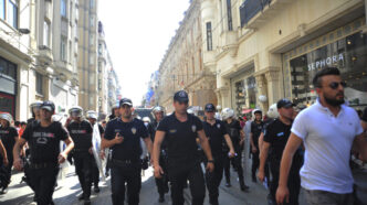 politia-turca-a-retinut-cel-putin-50-de-persoane-la-marsul-pride-de-la-istanbul