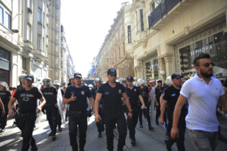 politia-turca-a-retinut-cel-putin-50-de-persoane-la-marsul-pride-de-la-istanbul