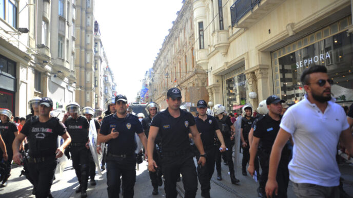politia-turca-a-retinut-cel-putin-50-de-persoane-la-marsul-pride-de-la-istanbul