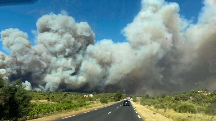 incendiu-puternic-in-sudul-frantei:-peste-400-de-hectare-mistuite-de-flacari