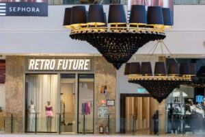 retro-future-deschide-la-palas:-petrecere-de-inaugurare-si-summer-sale-de-pana-la-40%-–-stirea-de-iasi-sursa-ideala-de-stiri-si-informatii-locale-din-iasi