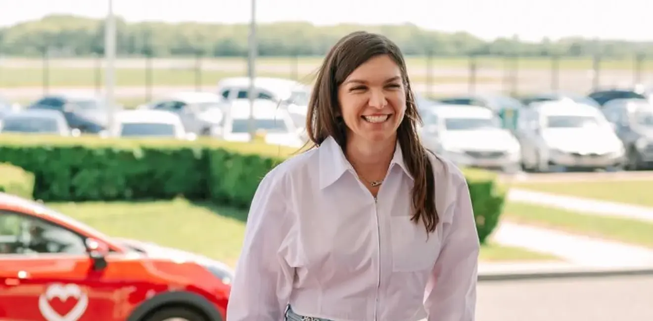 simona-halep-are-un-sponsor-nou-si-a-filmat-reclama-in-motorul-unui-avion!