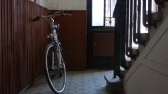 poti-tine-bicicleta-pe-casa-scarii?-ce-spune-legea-si-cand-poti-fi-obligat-sa-o-muti