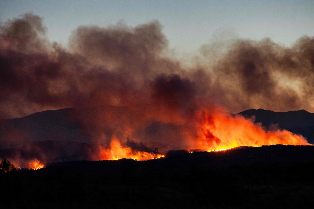 peste-10.000-de-persoane-au-fost-evacuate-din-cauza-unui-incendiu-de-vegetatie-din-sud-vestul-frantei
