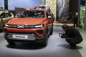 sarbii-au-dezvaluit-la-ce-a-renuntat-dacia-spring-pentru-ca-pretul-sa-fie-sub-18.000-de-euro:-soferii-sunt-impartiti